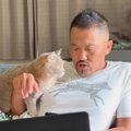仕事中のお父さんにべったりの猫→『邪魔だなぁ』と言われると……思わず笑っ…