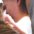 猫が『泣いている人に寄り添う』3つの理由　慰めるような仕草に隠され…