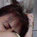 『呪いをかけてる？』ソファでお昼寝中、『背後』を見ると……猫の『衝…