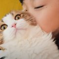 猫に『家族でキスしまくってみた』結果…露骨すぎる態度の違いが笑える…