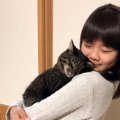 女の子が手を広げると、ネコがジャンプで乗ってきて…次の瞬間→『泣けるほ…