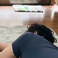 リビングでくつろぐパパ→すぐ横を見ると、２匹の猫が…ほっこりする瞬間に…