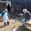 笑顔のおじいちゃんとおばあちゃん→『視線の先』には…元野良猫の『まさか…