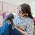 熱心に「猫語で」会話中の猫と飼い主　ほほえましい動画がネット民の笑顔…