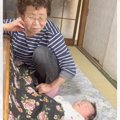 ひいおばあちゃんの横で眠っている『赤ちゃんの傍』で…猫がとった行動…