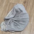 床の上をクネクネとうごめく『怪しい物体』→つついてみると…110万再生…