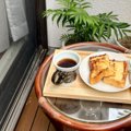 ベランダで朝ご飯を食べようとしたら、網戸越しに猫が…『微笑ましすぎ…