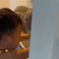 トイレから『楽しげな声』→覗いてみると、『猫と男の子』が……まさかの瞬間…