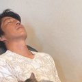 座ったまま寝ていた『旦那のおなかの上』で……子猫が見せた『まさかの…