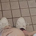 靴を履こうと座ったら、猫がやってきて…想定外の『可愛すぎる行動』に…