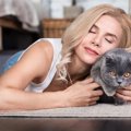 猫がドン引きしている『飼い主のおせっかい行動』５選