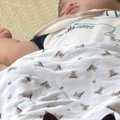 赤ちゃんがスヤスヤと眠っていると、少し離れた場所から『猫』が…尊すぎる…