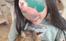 娘に抱っこされていた猫→『顔』を見てみたら……思わず笑っちゃう『表情…