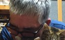 酔っぱらった父に抱きしめられた猫たち…思わず笑ってしまう『表情』に…