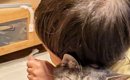 男の子に抱きしめられた猫→『表情』を見たら……笑ってしまう『まさかの…