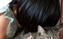 娘に『猫吸いされる猫』と、隣で『次は自分の番』だと察した猫…笑って…