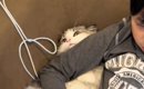 ゲームに夢中な男の子→猫の首に腕を乗せてしまった結果…『まさかの展…