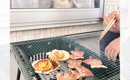 庭でBBQをしていた猫の飼い主さん→ふと視線を感じて家の『窓』を見て…