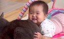 赤ちゃんが『猫とのスキンシップ』を覚えた結果…とんでもなく尊い『ま…