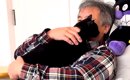 『赤ちゃんのころお世話してくれた人』が家に来た結果→黒猫が大喜びし…