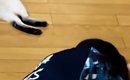 床を見たら、『遊び疲れた猫』と『仕事で疲れたパパ』が…思わず笑って…
