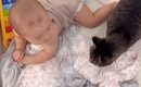 ベビーベッドをこっそりと覗いたら、『赤ちゃんと猫』が…思わず笑顔に…