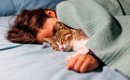 猫が『一緒に寝たい』と感じる人の特徴4つ　添い寝してくれる理由から…