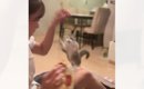 女の子が足を掻いていたら、奥から猫が…笑いを誘う『とんでもない瞬間…