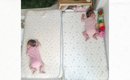 お昼寝中の『赤ちゃんたちの様子』を見に行くと、猫が…予想外の光景と…