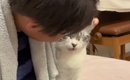 長男にだけ『特別な甘え方』をする猫…まるで恋人同士のような『尊すぎ…