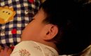 爆睡中の4歳児→すぐ横を見ると、『2匹の猫』が…あまりにも幸せな光景…