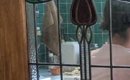 キッチンでお茶の準備をしていると、ドアの前で猫たちが…友人が撮って…