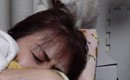 『呪いをかけてる？』ソファでお昼寝中、『背後』を見ると……猫の『衝…