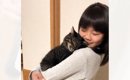 女の子が手を広げると、ネコがジャンプで乗ってきて…次の瞬間→『泣け…