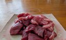 マグロの切り身を食べようと、テーブルの上に置いた結果→『目の前』を…