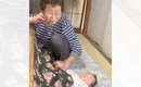 ひいおばあちゃんの横で眠っている『赤ちゃんの傍』で…猫がとった行動…