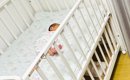 ぐっすりと眠る赤ちゃん→横のほうを見てみると、ネコが……まさかの『2…