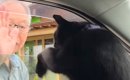故郷にいるおじいちゃんとの"別れ際"に…猫がとった『まさか…