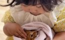 保護子猫を抱っこする『2歳の女の子』、まるで小さなお母さんのようで…