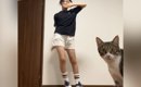 ダンスの練習中、カメラを置いて撮影をしていたら『猫』が近づいてき…