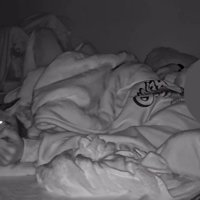 寝ている飼い主と猫