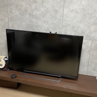 テレビの裏に隠れるすずりちゃん