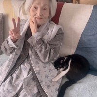 おばあちゃんと隣に座る猫