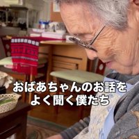 おばあちゃんと2匹の子猫