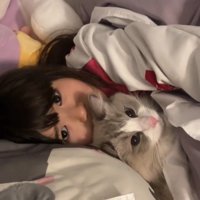 猫と寝る女の子