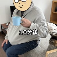 ソファに座る飼い主