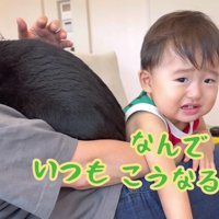 ばあばの上を取り合うふたり