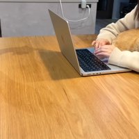 ママさんの腕の中に入ったプリンくん