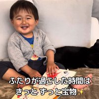 絵本を読む赤ちゃんと猫