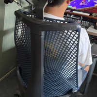 ゲームをしている男性